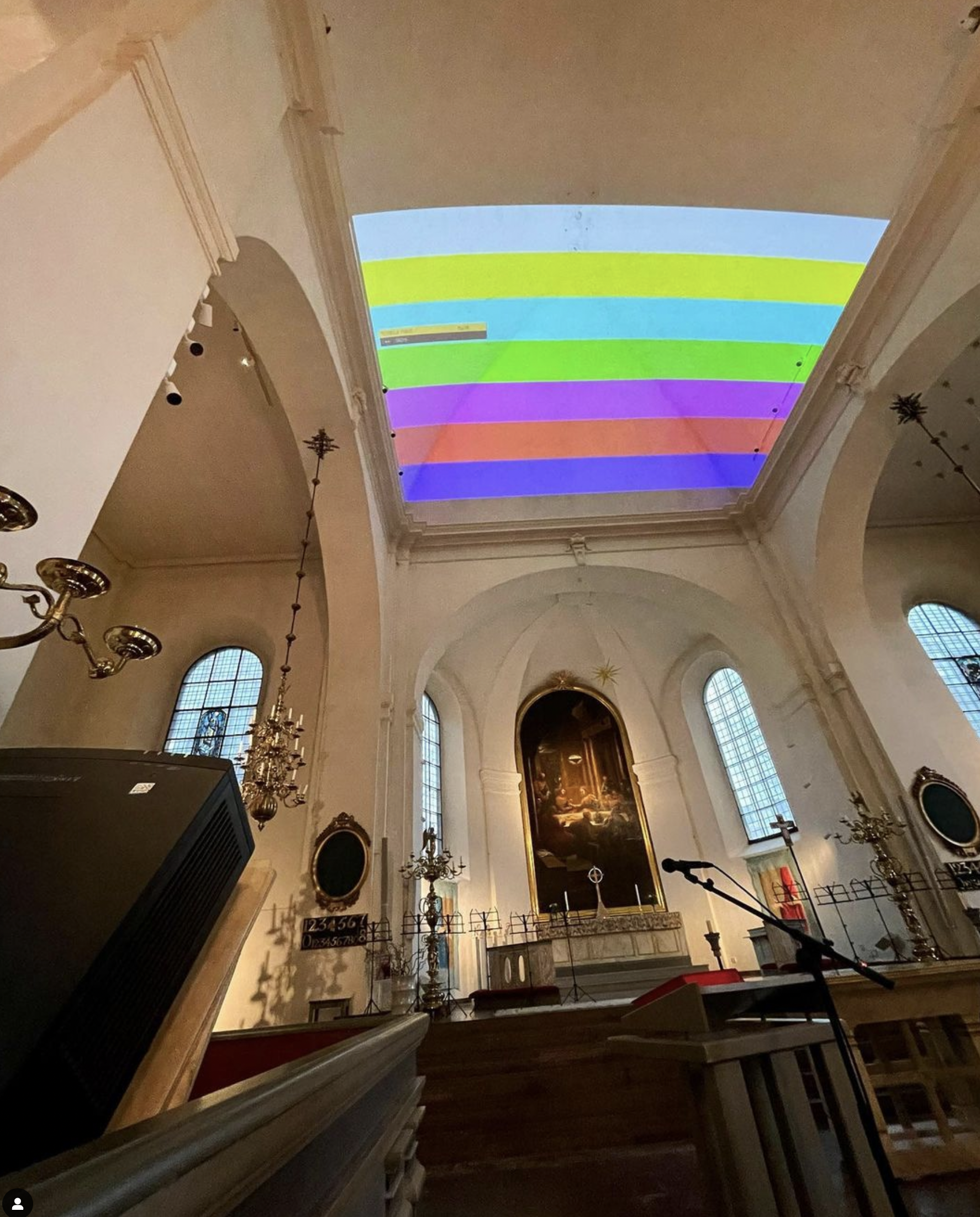 Bild och ljus som skapar ett konstverk i ett kyrkotak